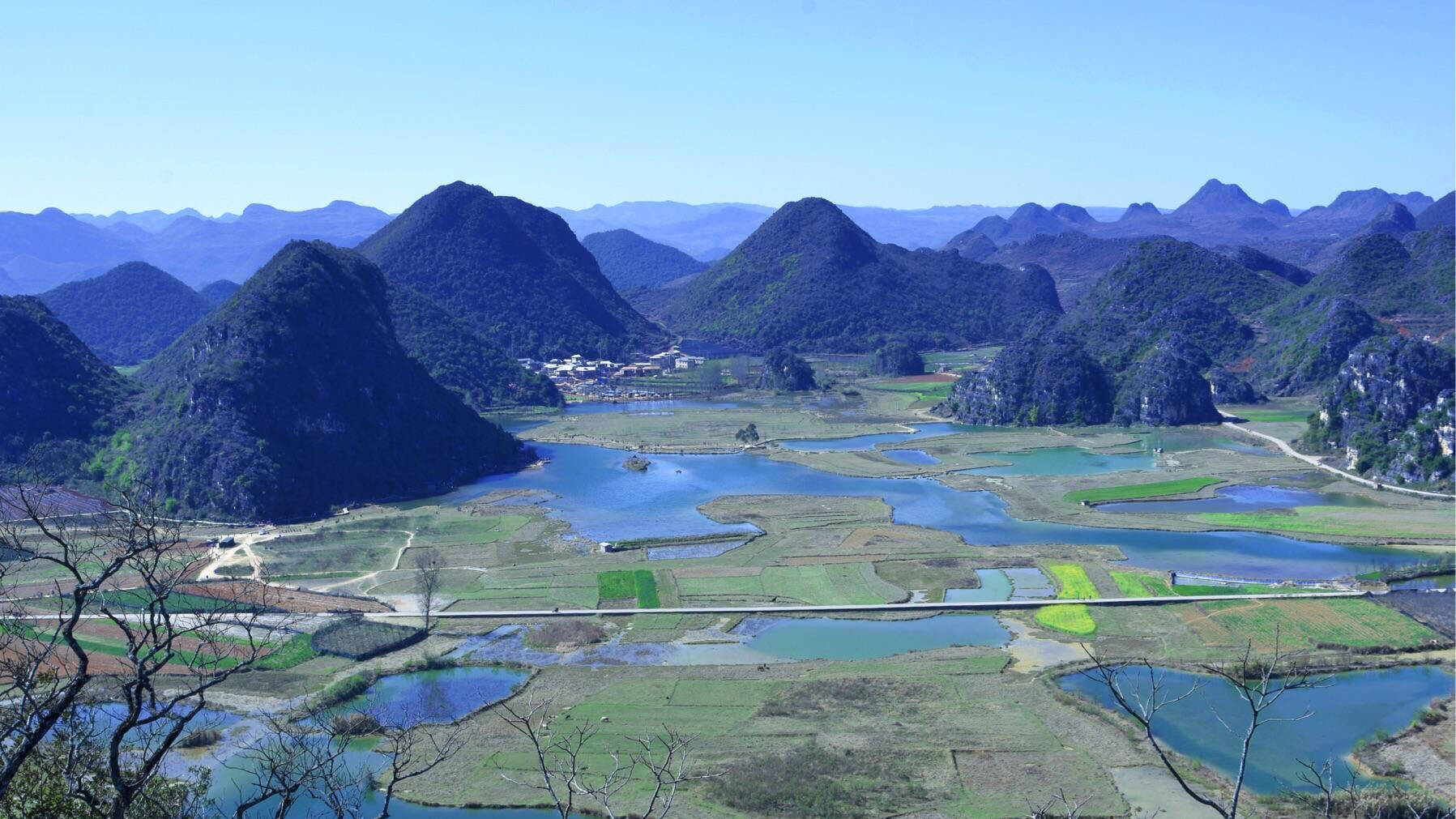 云南文山州丘北普者黑,是典型的喀斯特地貌.幽静清澈的湖泊群