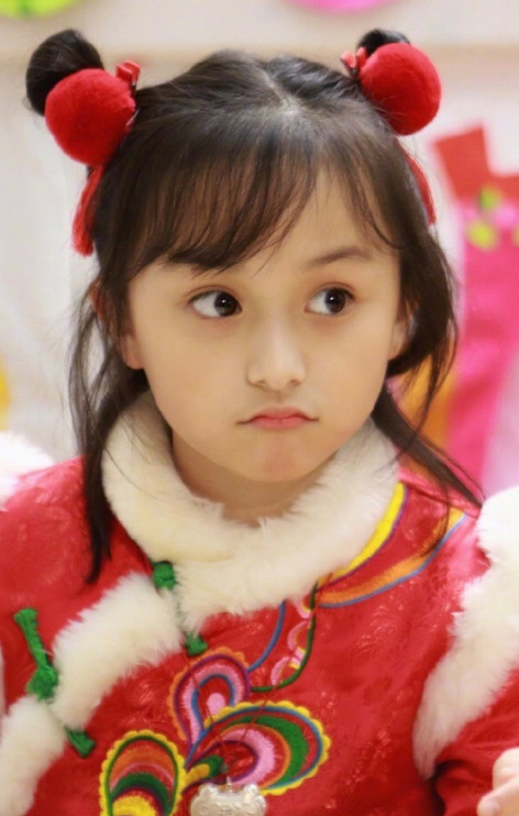 才9岁就已是这般模样,难怪整个娱乐圈都在等着她长大,美人胚子