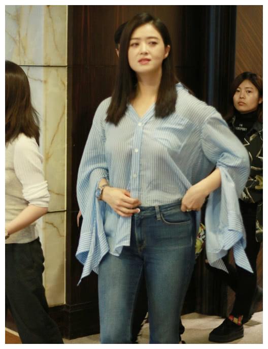 蒋欣又瘦出新高度衬衫配喇叭牛仔裤看起来连80斤都不到了