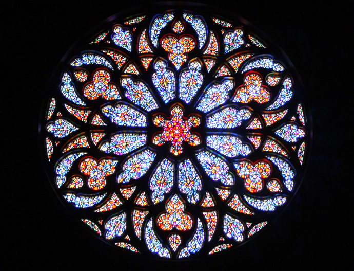 哥特式大教堂中的玫瑰窗高度繁复的设计真的很好看了