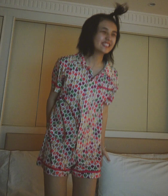 张子枫晒出近照,穿彩色碎花睡衣出镜俏皮可爱