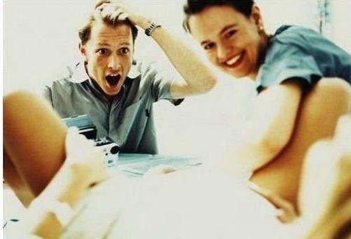 女人进产房生孩子的时候, 男的应该做什么? 记不住挨耳光也不亏!