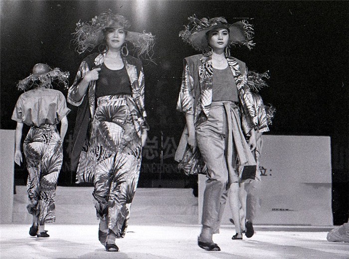上世纪八十年代台湾模特在北京表演时装秀造型夸张很有创意
