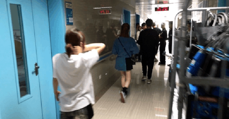 医院偶遇景甜拍戏,一身黑色短裙大白腿美到让