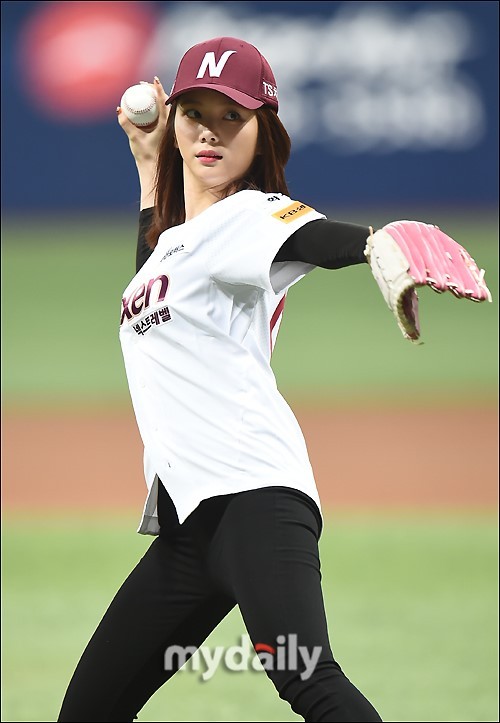 韩国女艺人李佳恩许允真任棒球比赛开球嘉宾