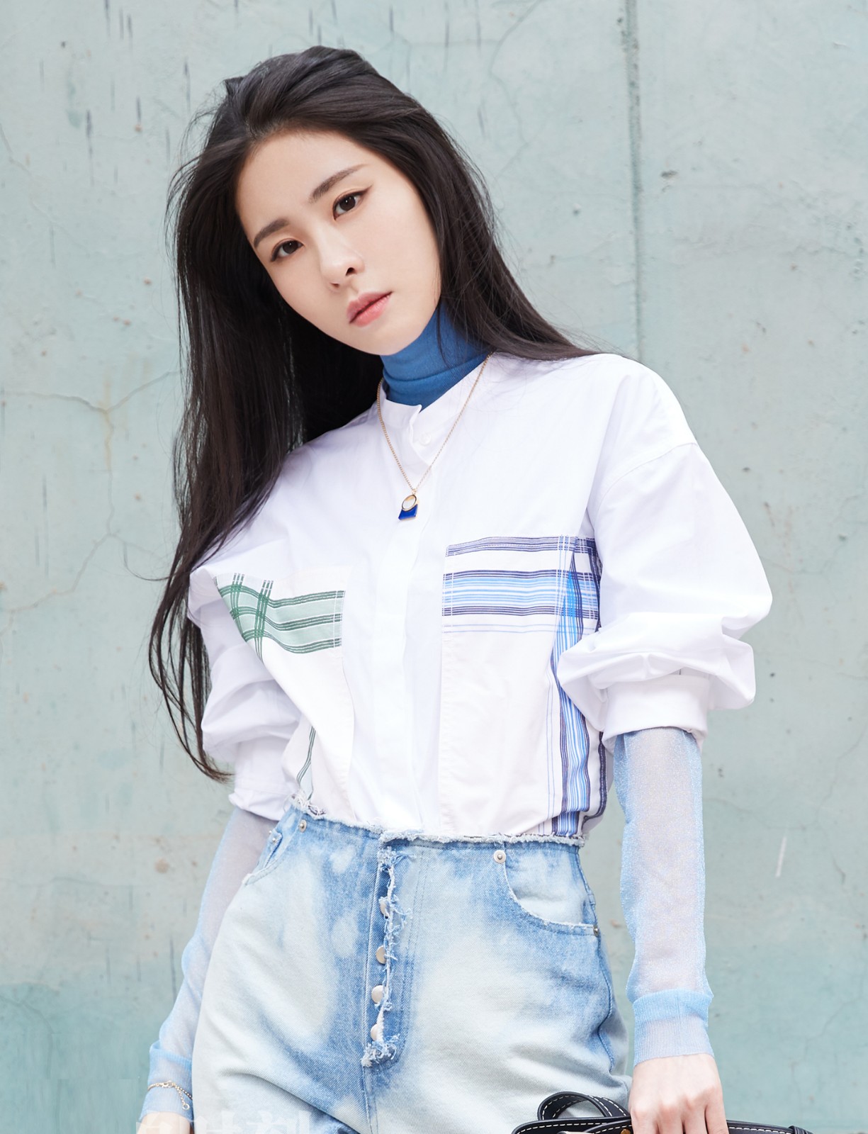 张碧晨白色条纹衬衫配水洗牛仔裤 清爽的色调 干净利落
