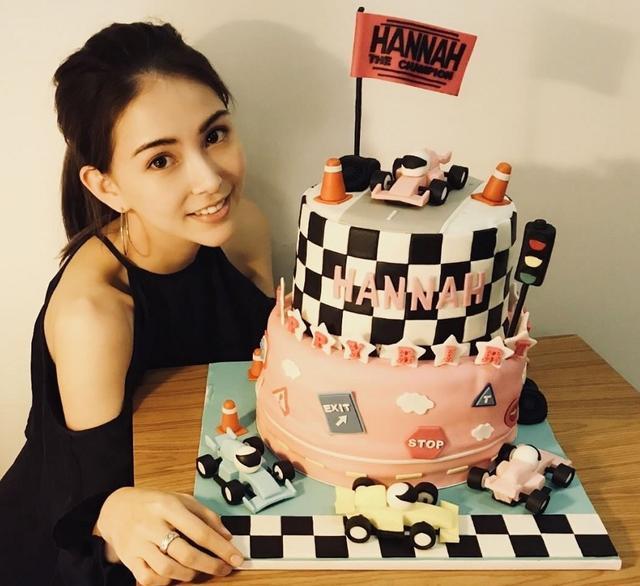 周杰伦不仅亲自为昆凌准备了蛋糕,而且还发文祝贺昆凌生日快乐,周杰伦