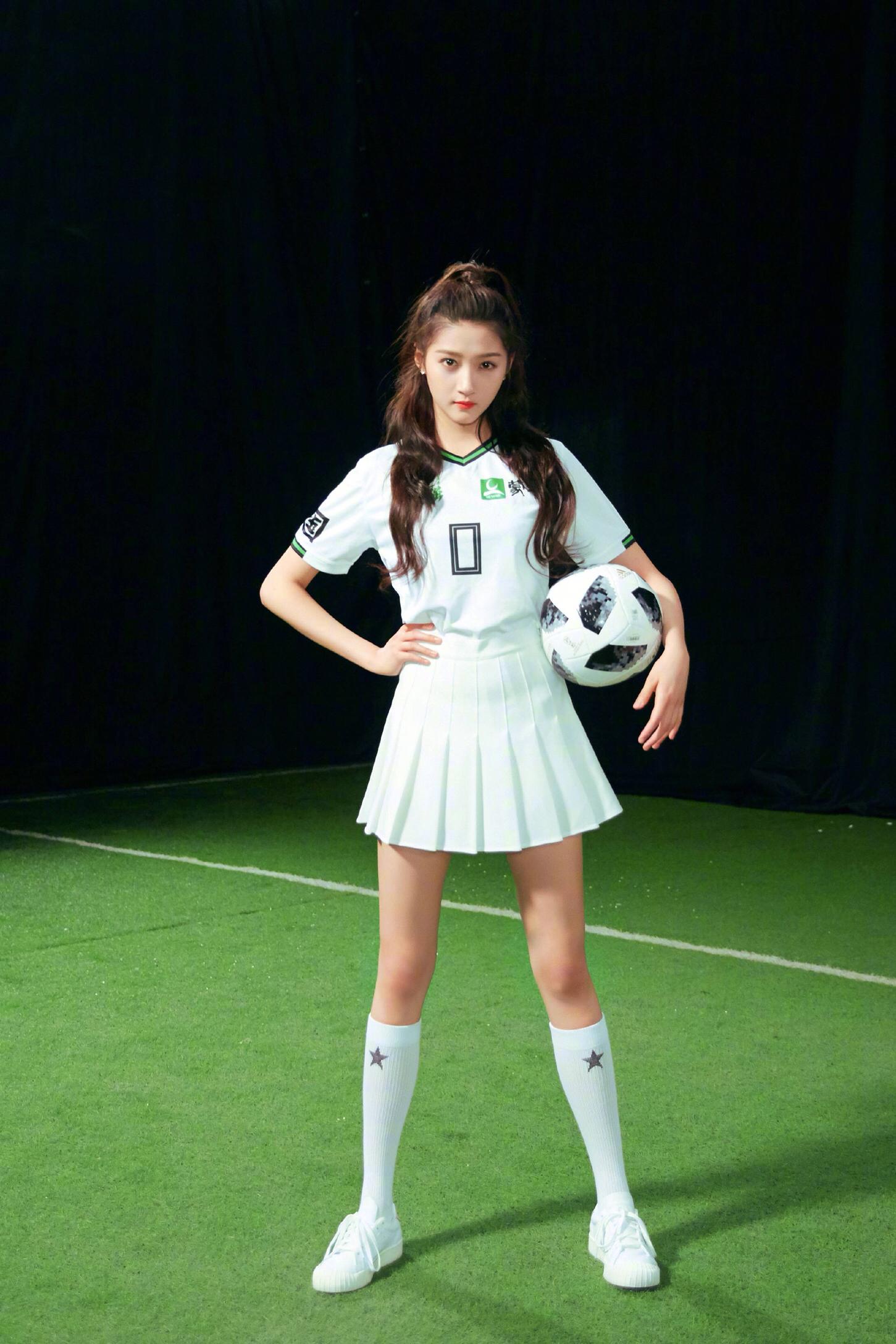 关晓彤穿0号球衣变身足球少女活力十足向男友鹿晗看齐