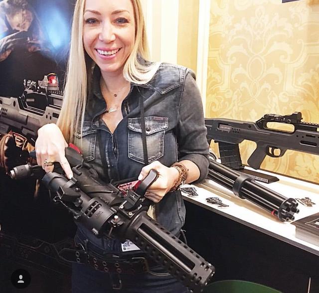 美国发明世界上最小加特林机枪美女手持射击射速超过每分1万发