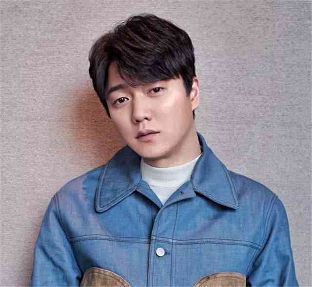 长相猥琐却演技精湛,凭"小苹果"成名,今开上宝马,还登上综艺