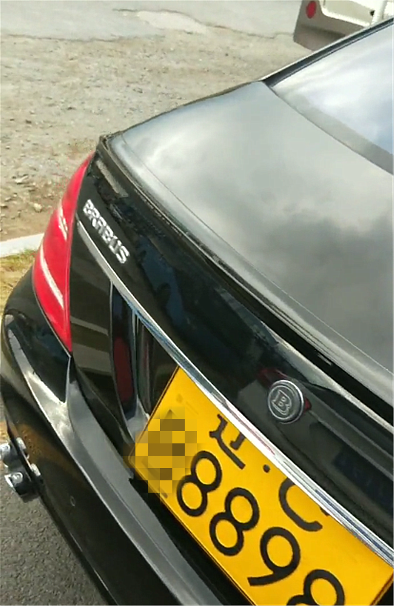 鞍山偶遇巴博斯40s,车身焊接,车牌是黄牌,车内可容纳11人