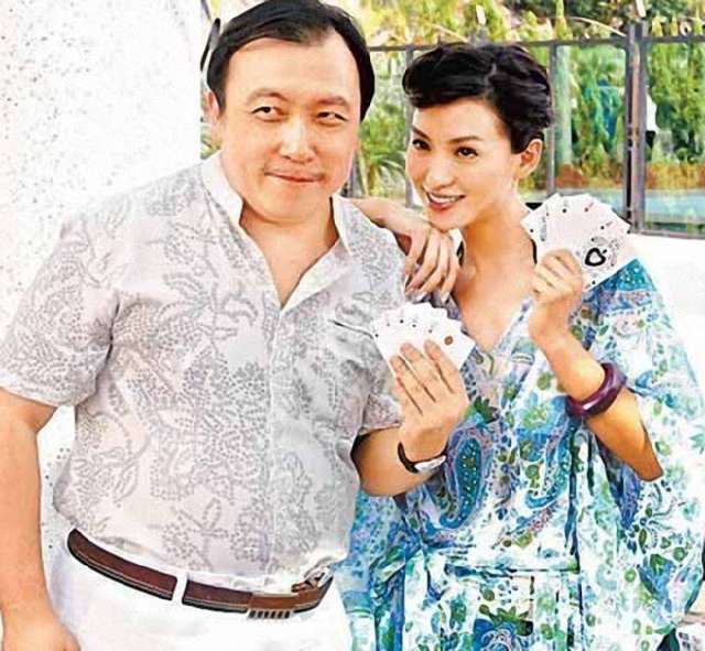 年龄相差三岁都出演过王晶执导的作品一个成喜剧之王而他呢