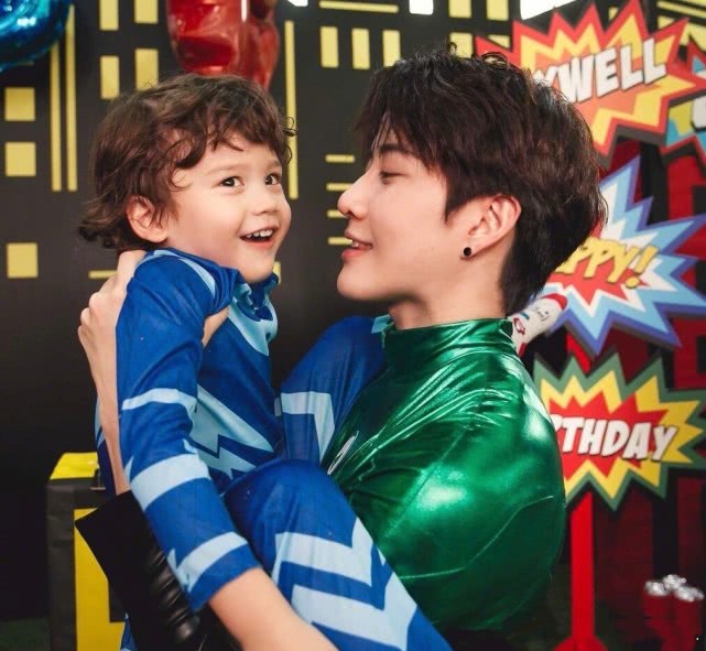 mike把儿子小咖啡架在脖子上玩,父爱爆棚!