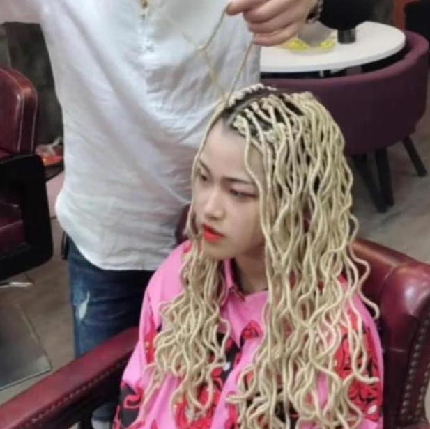 小姐姐的"泡面头",发型太过新奇刷新三观,网友:真想吃一根!