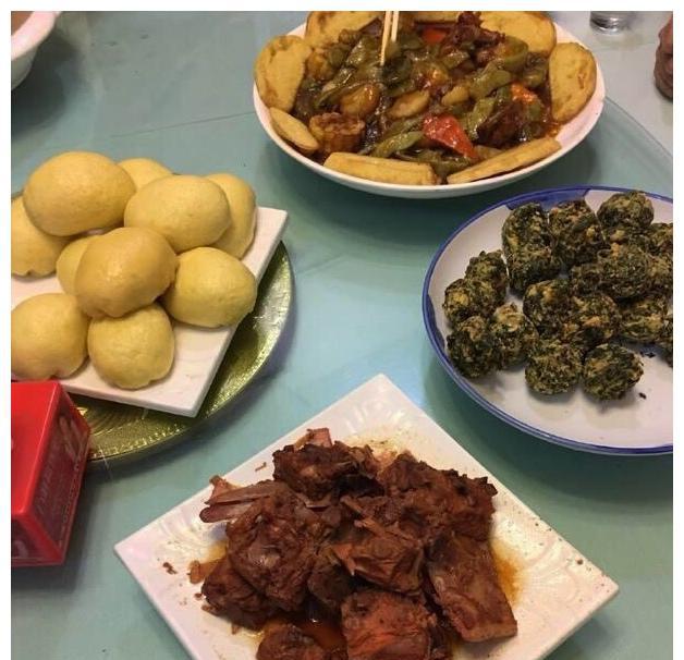 在这里吃饭吃得饱又吃得好,而且比较起来他还更加划算,怪不得我身边有