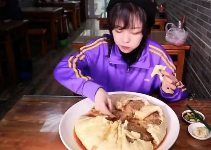 实拍大胃王挑战吃1个巨大的包子,网友:感觉一个胃不够用!