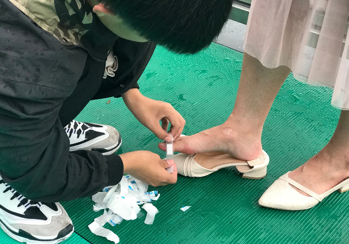 温柔!游重庆女友磨破脚,东北小伙蹲地为她十个脚趾包上创可贴