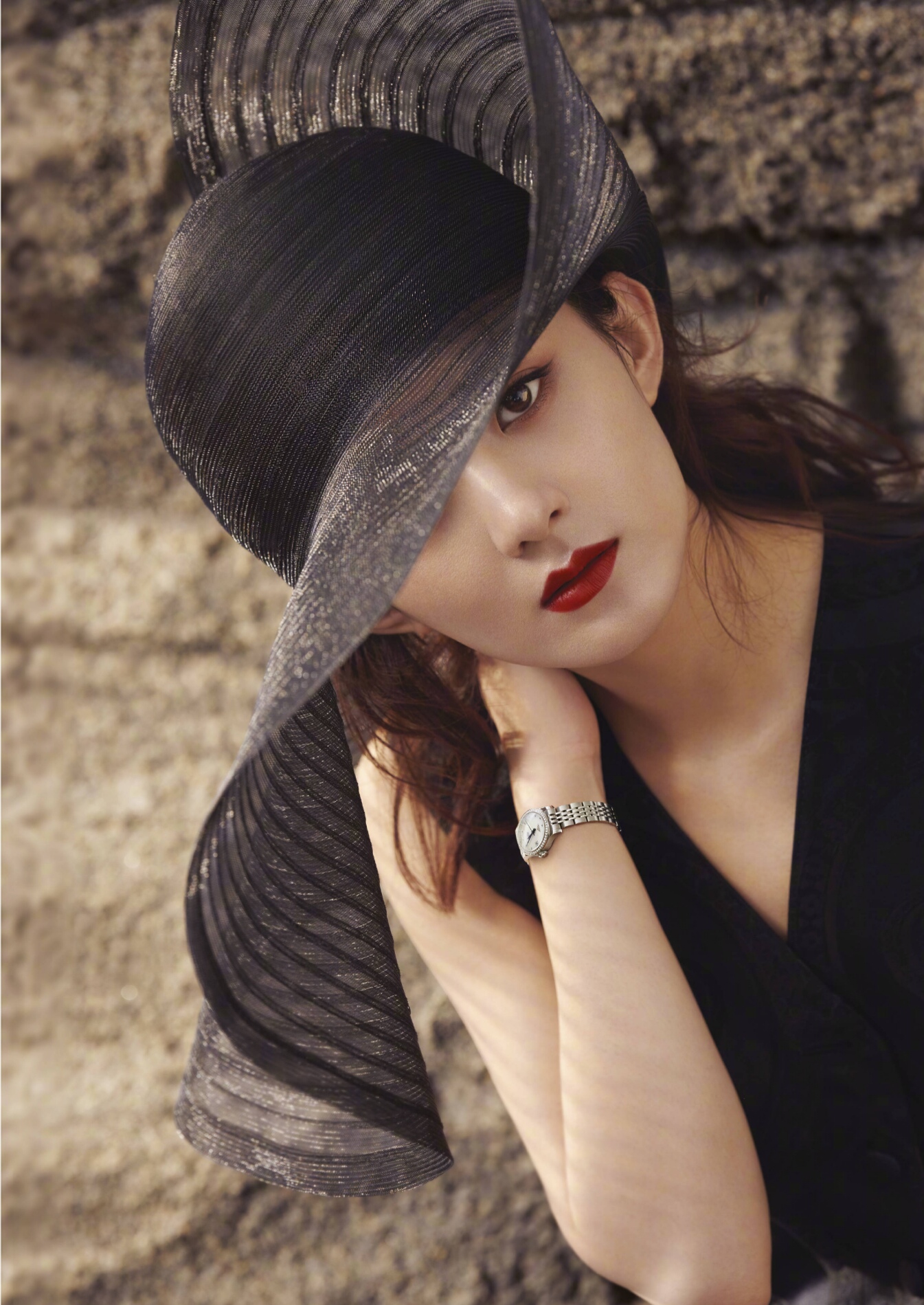 赵丽颖二登《时尚芭莎》,被嘲土的她这次有进步了吗?