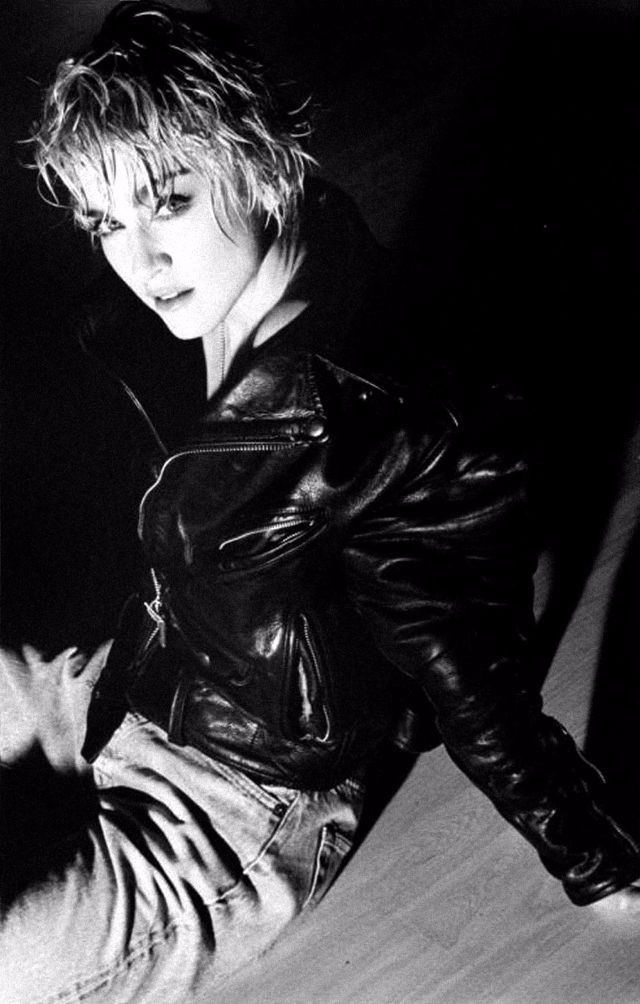 1984 年,摄影师 herb ritts 拍摄的麦当娜