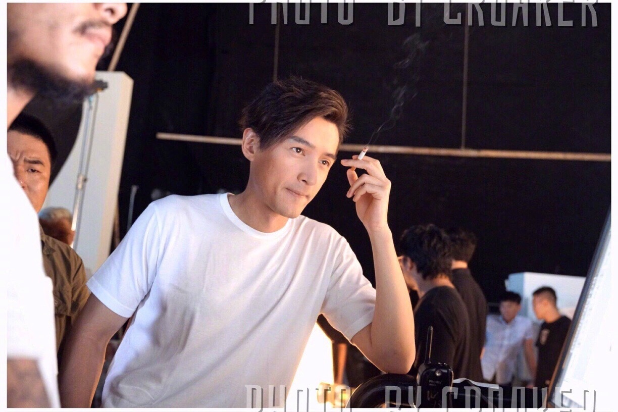 网友抓拍到抽烟的胡歌,感觉有时候比硬照还要帅!好苏啊|胡歌|网友|小