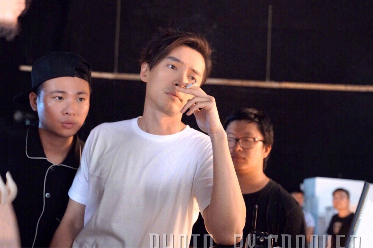 网友抓拍到抽烟的胡歌,感觉有时候比硬照还要帅!好苏啊