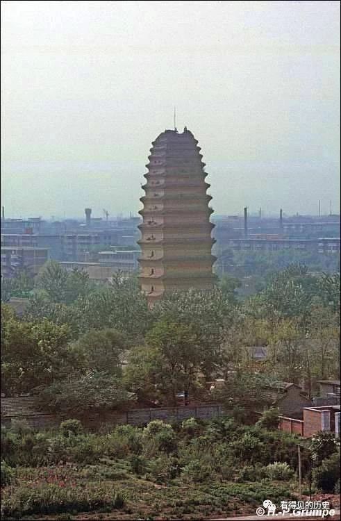 1986年的西安大雁塔上还可以看到大片农田