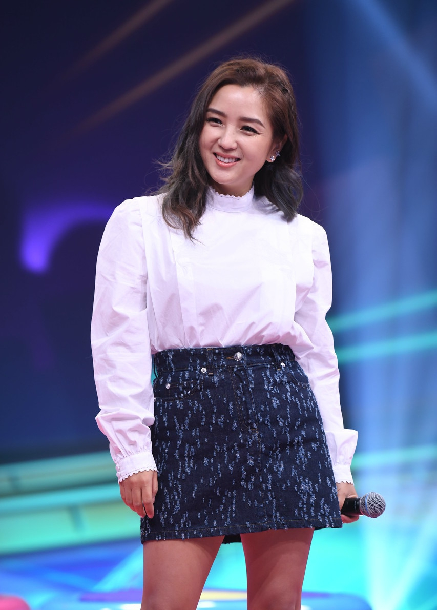 何洁出席活动网友她笑得可真甜美