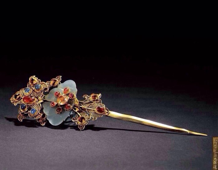 古代精美的金簪