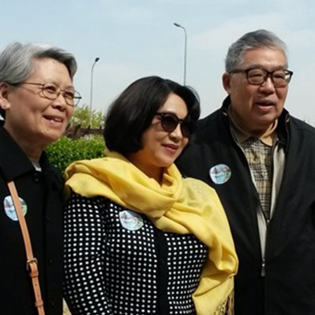 李连杰前妻黄秋燕近照，57岁气质依旧，网友：完全不输利智！|李连杰|利智|黄秋燕_新浪新闻