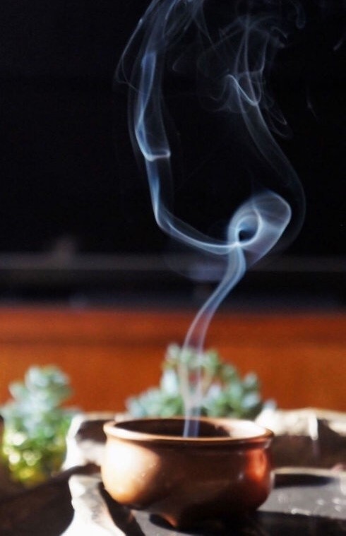 炉香温火热,一缕青烟腾,烦杂随烟飘,静在道中守夜愁向谁诉,神龛一炷香