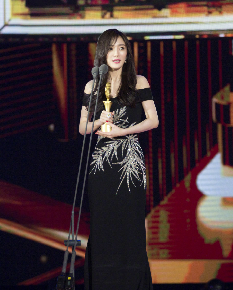 杨幂黑色露肩长裙出席第25届大学生电影节 获得最受欢迎女演员奖