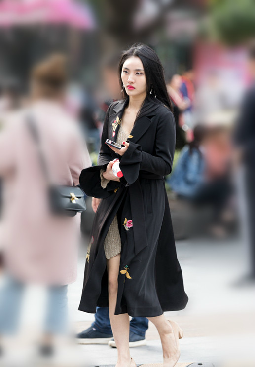 重庆街拍宽松的镂空毛衣连衣短裙山城的妹子都是腿精