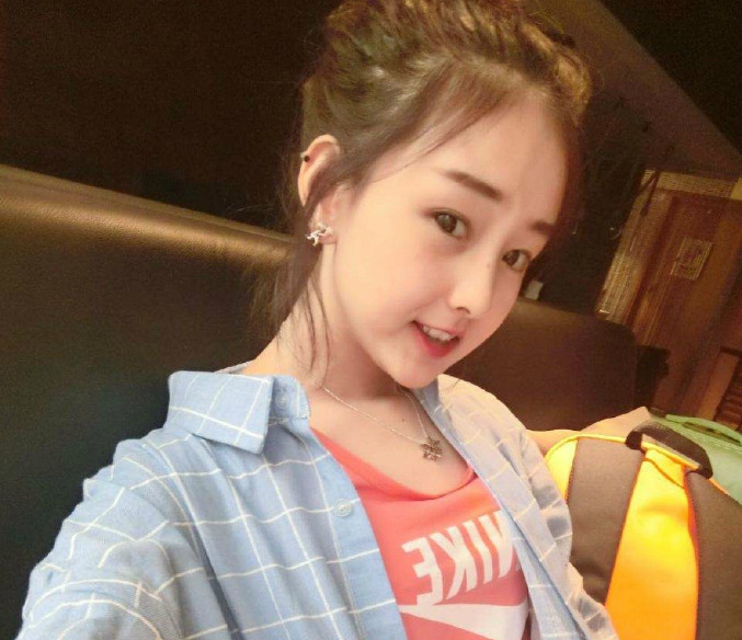 不过,就算学历低又怎么样呢,炫迈妹在快手中依然凭借清纯的长相俘获了