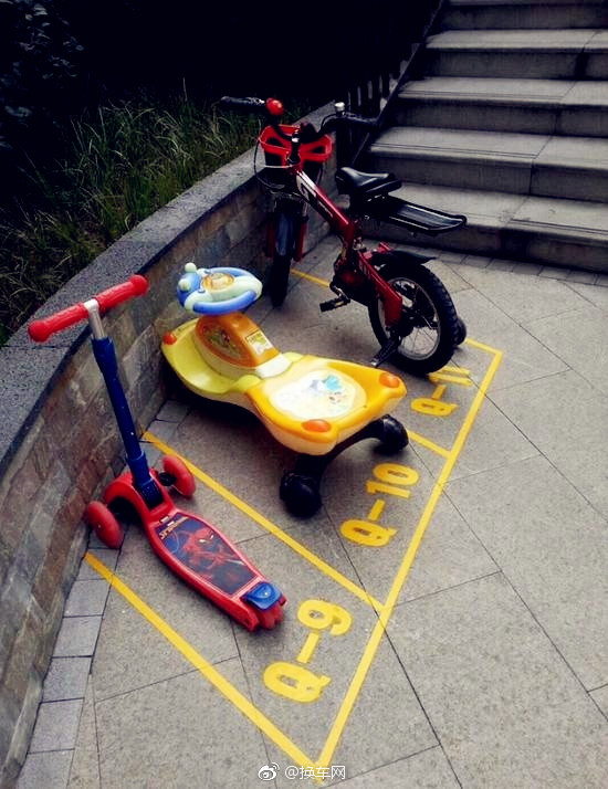 幼儿园mini停车位,小朋友为了抢车位,每天都早早起床,还很有秩序