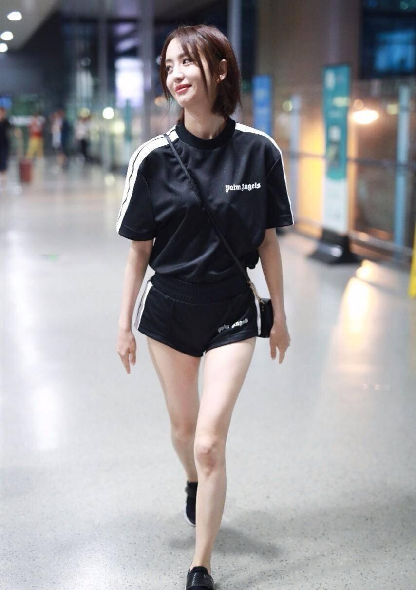 佟丽娅越穿越豪放, 穿超短裤都到大腿根部了, 网友: 美呆了!