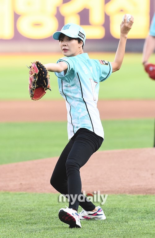 韩国女艺人林世美任棒球比赛开球嘉宾_新浪看点