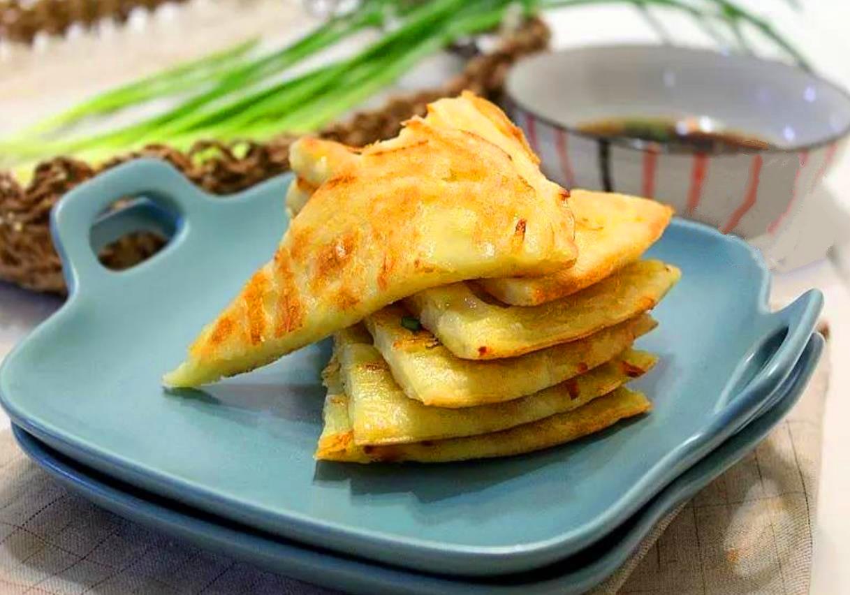 电饼铛子烙土豆丝饼,金黄酥脆,外焦里嫩,香气十足,家人都爱吃