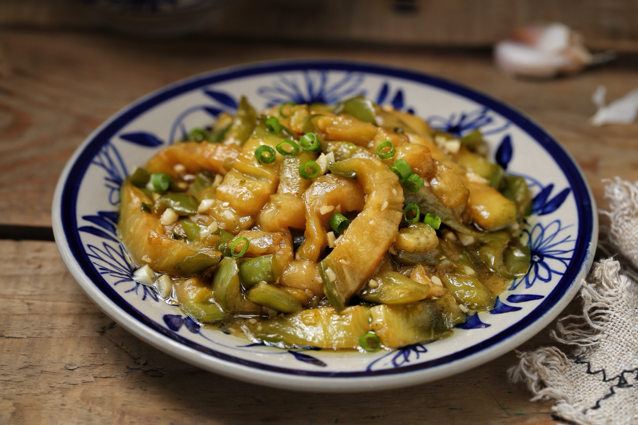 将茄子洗净后切成手指粗细的条状,绿