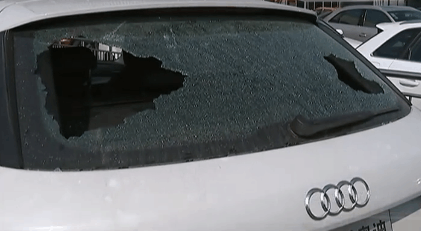 买了不到一个月的奥迪车,玻璃"自爆"了,车主:车牌还没上