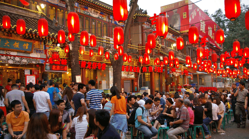 步行街上有高档的商场,酒店,也有各种小吃店等.