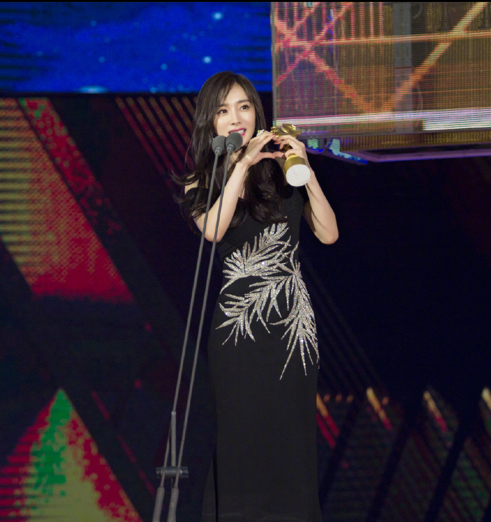 杨幂黑色露肩长裙出席第25届大学生电影节 获得最受欢迎女演员奖