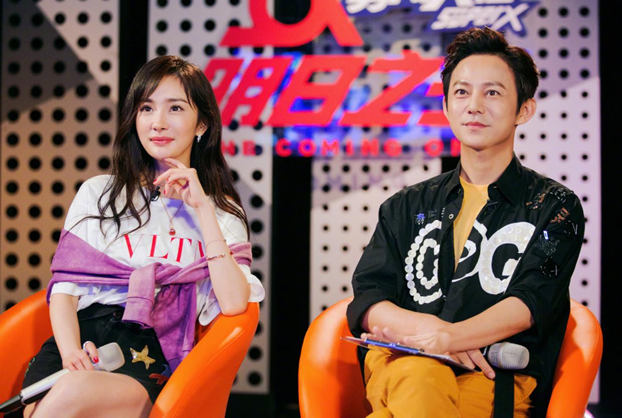 《明日之子2》何炅挑战新角色,杨幂李宇春等诠释新选择