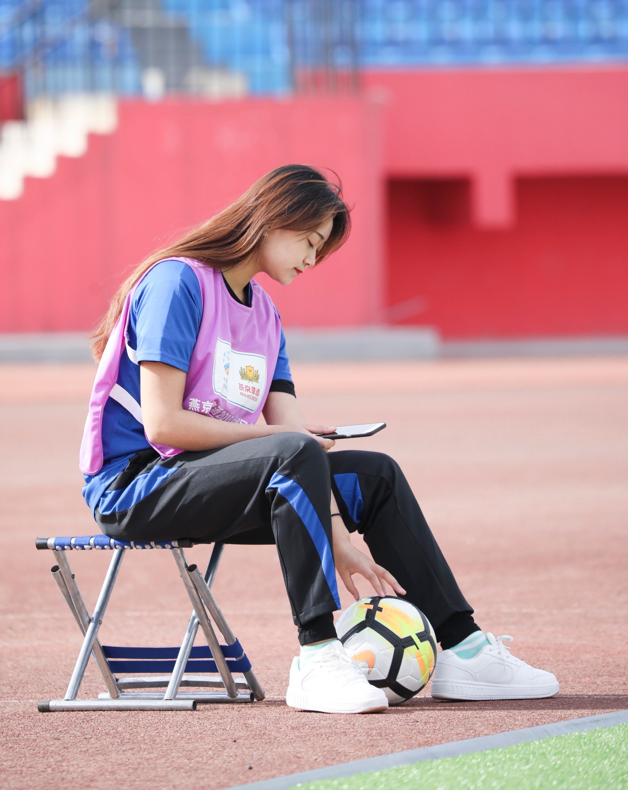 观察美女"球童"成为与比赛并行的场外另一道靓丽的风景线