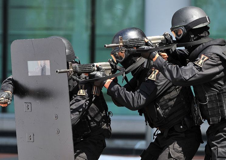 菲律宾首都发生一起突发事件,大批士兵全副武装,现场气氛很紧张