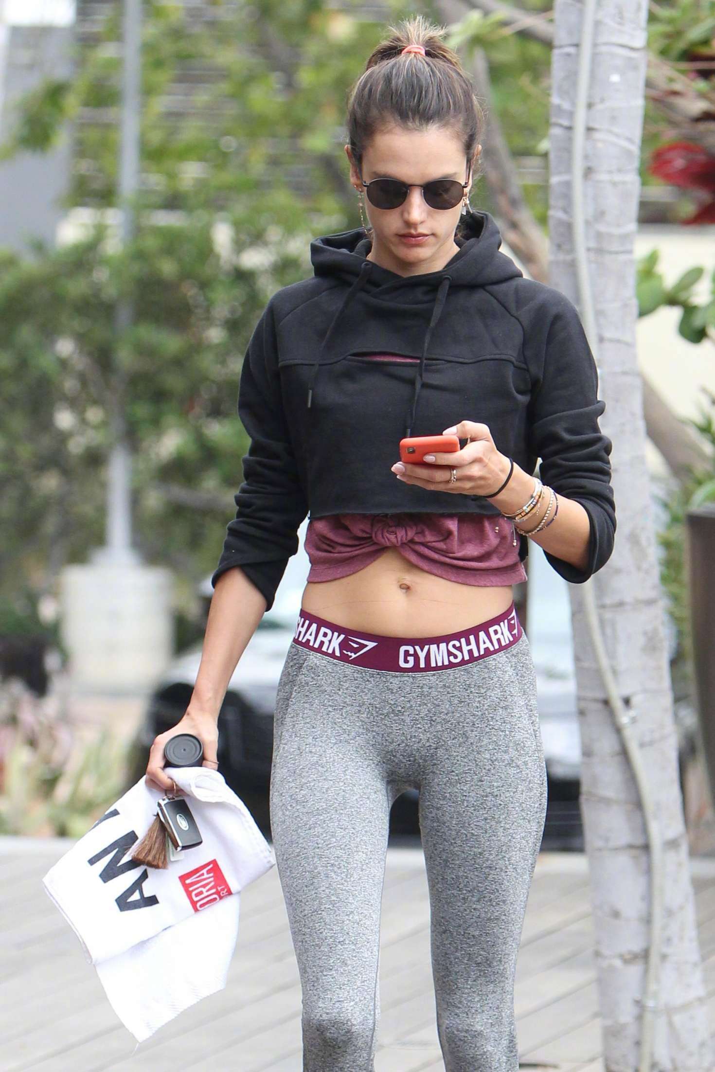 alessandra ambrosio 在洛杉矶前往健身房的街拍|街拍|健身房|运动裤