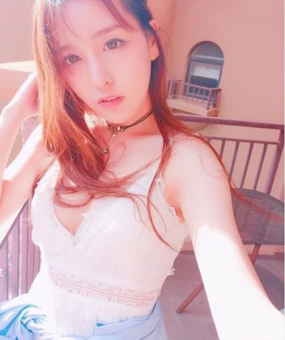 lol:当余霜穿起了泳装,rita换上了热裤,哪一位更吸引你呢