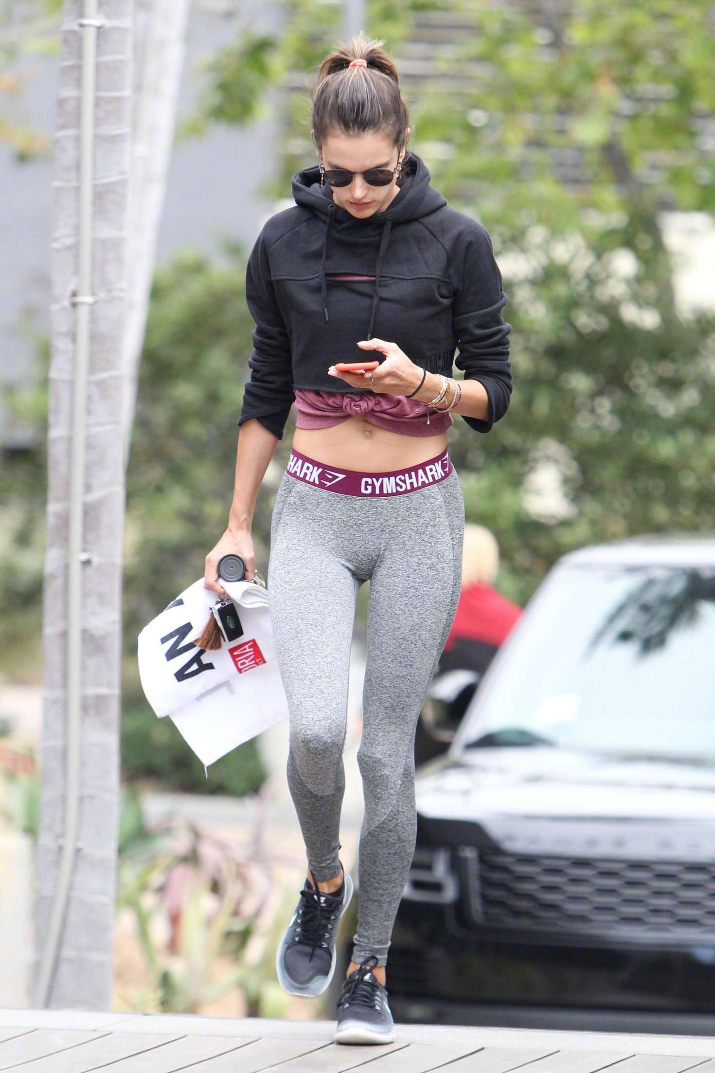 alessandra ambrosio 在洛杉矶前往健身房的街拍