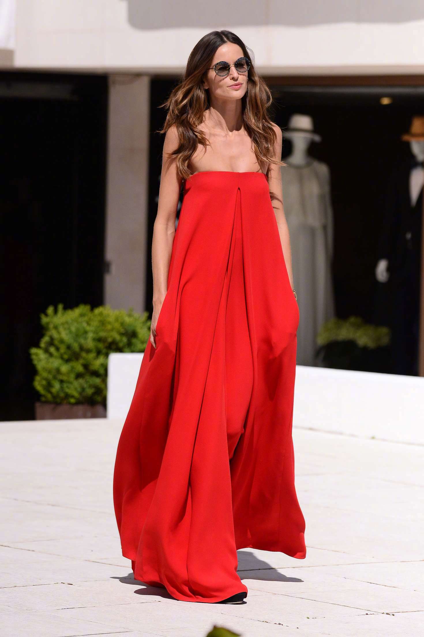 巴西超模izabelgoulart身穿valentino红色连体裤