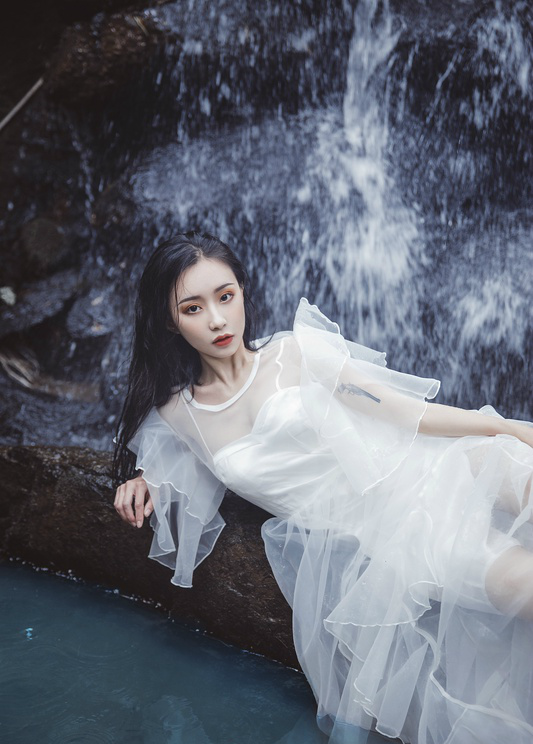 人像摄影瀑布下的白色长裙气质女孩儿