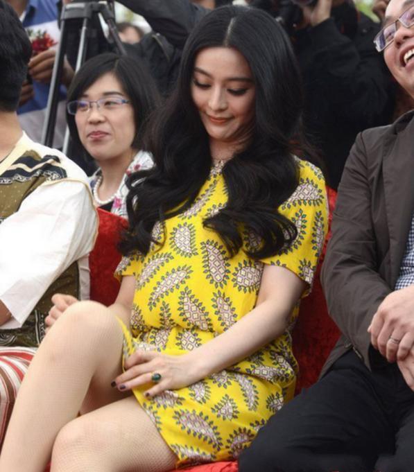 范冰冰出席活动,裙子太短遮不住,网友的注意力